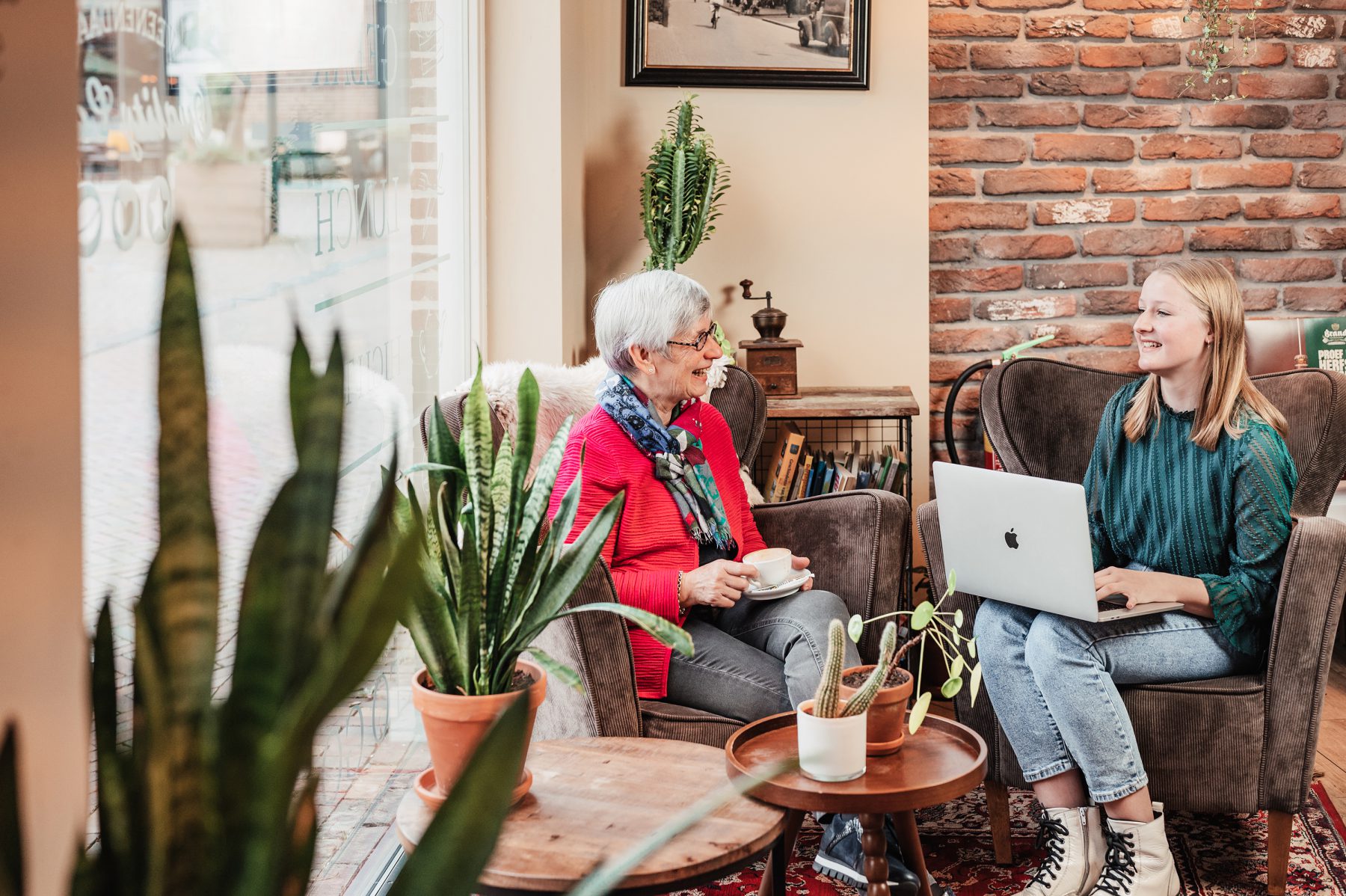 Nieuwe website van Expertisegroep Jong Oud voor verbinding van oudere en jongere generaties